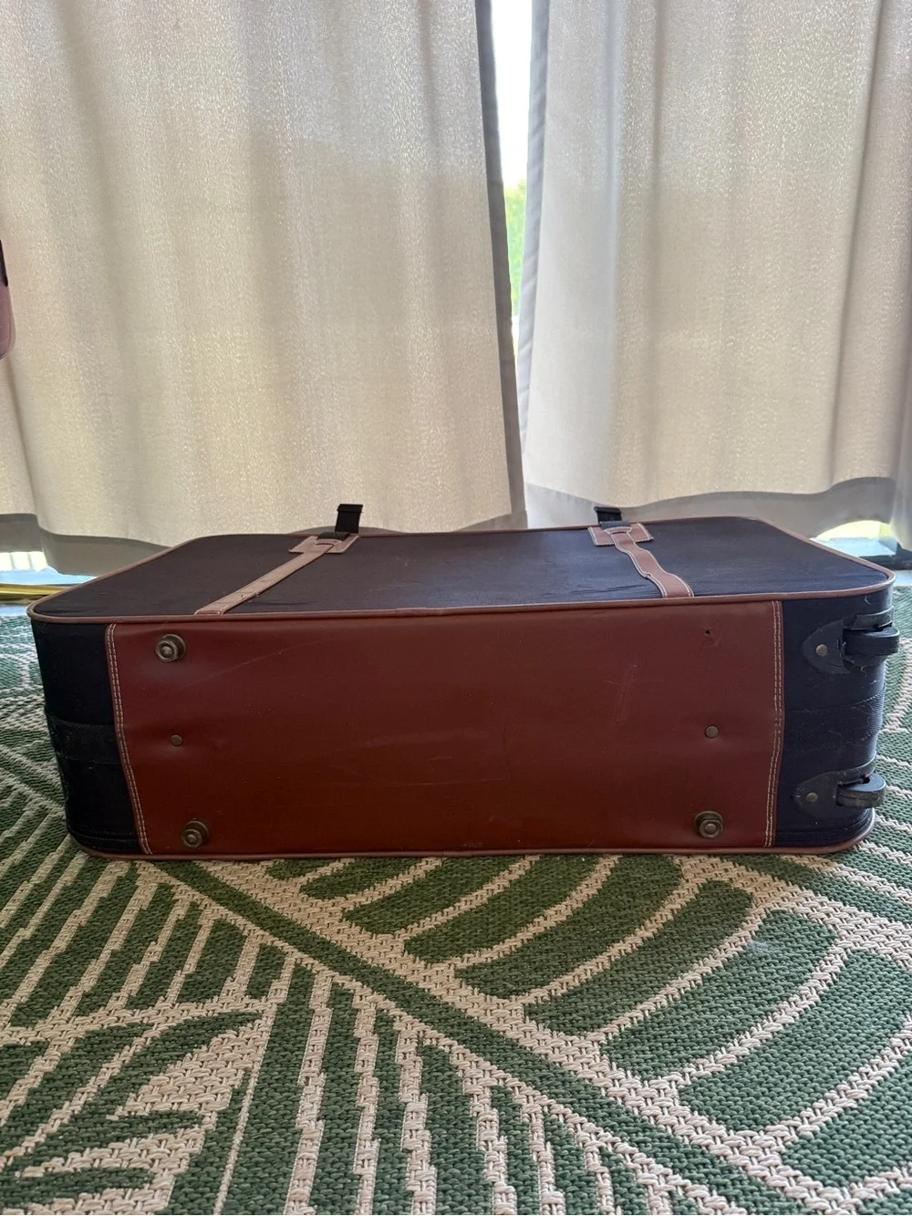 🔥🧳 Vintage Classic Black Travel Carlton International Suitcase with rollers